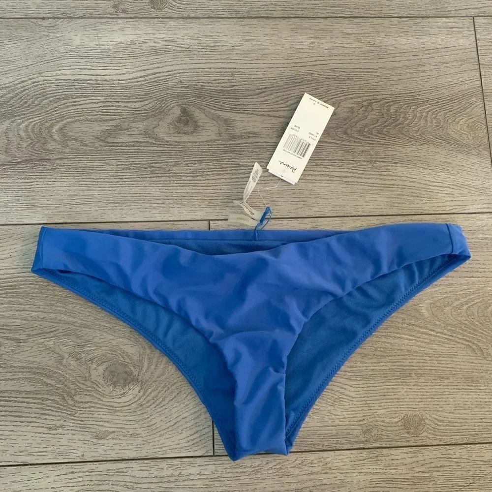 Raisins cheeky woman’s bikini bottom